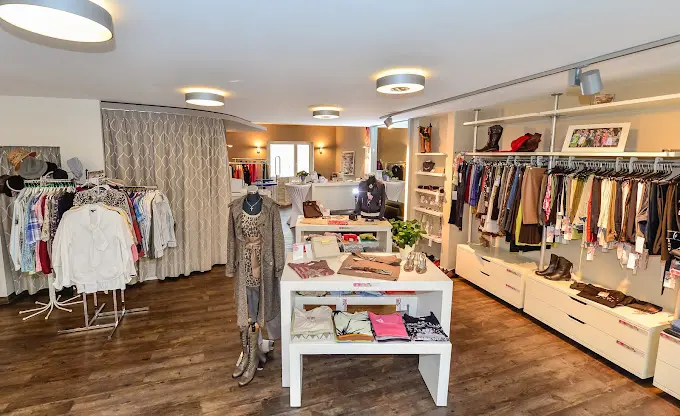 Background image SecondHand, Damenoberbekleidung und modische Accessoires
