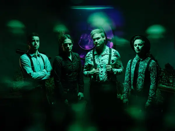 Titelbild Elwood Stray + Our Mirage