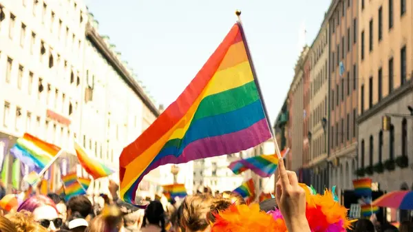 Titelbild EJ + Regenbogen = slayyy - CSD-Demo