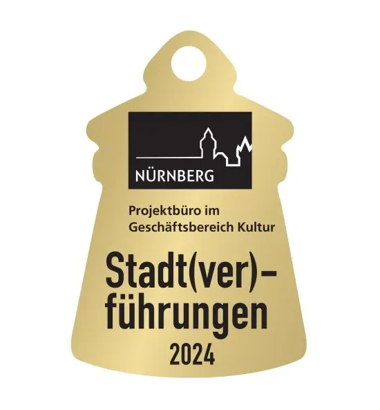 Titelbild Dr. Andrea Dippel führt durch die Ausstellung "auf den Weg gebracht - 10 Jahre Kunstvilla"