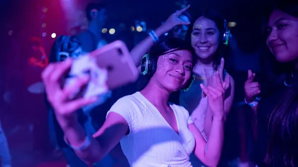 Background image Sa 19:00 - Rave for Love, Dance for Peace - Silent Disco im Bibelmuseum zur Blauen Nacht® 2025