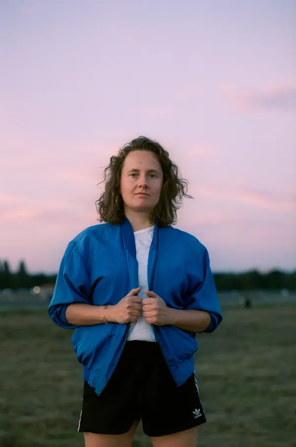 Titelbild Gegenwartsliteratur im Biergarten: Laura Naumann liest aus 'Haus aus Wind'