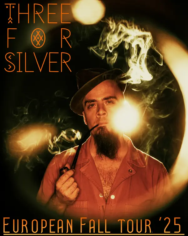 Background image Fr 19:45 - Three For Silver